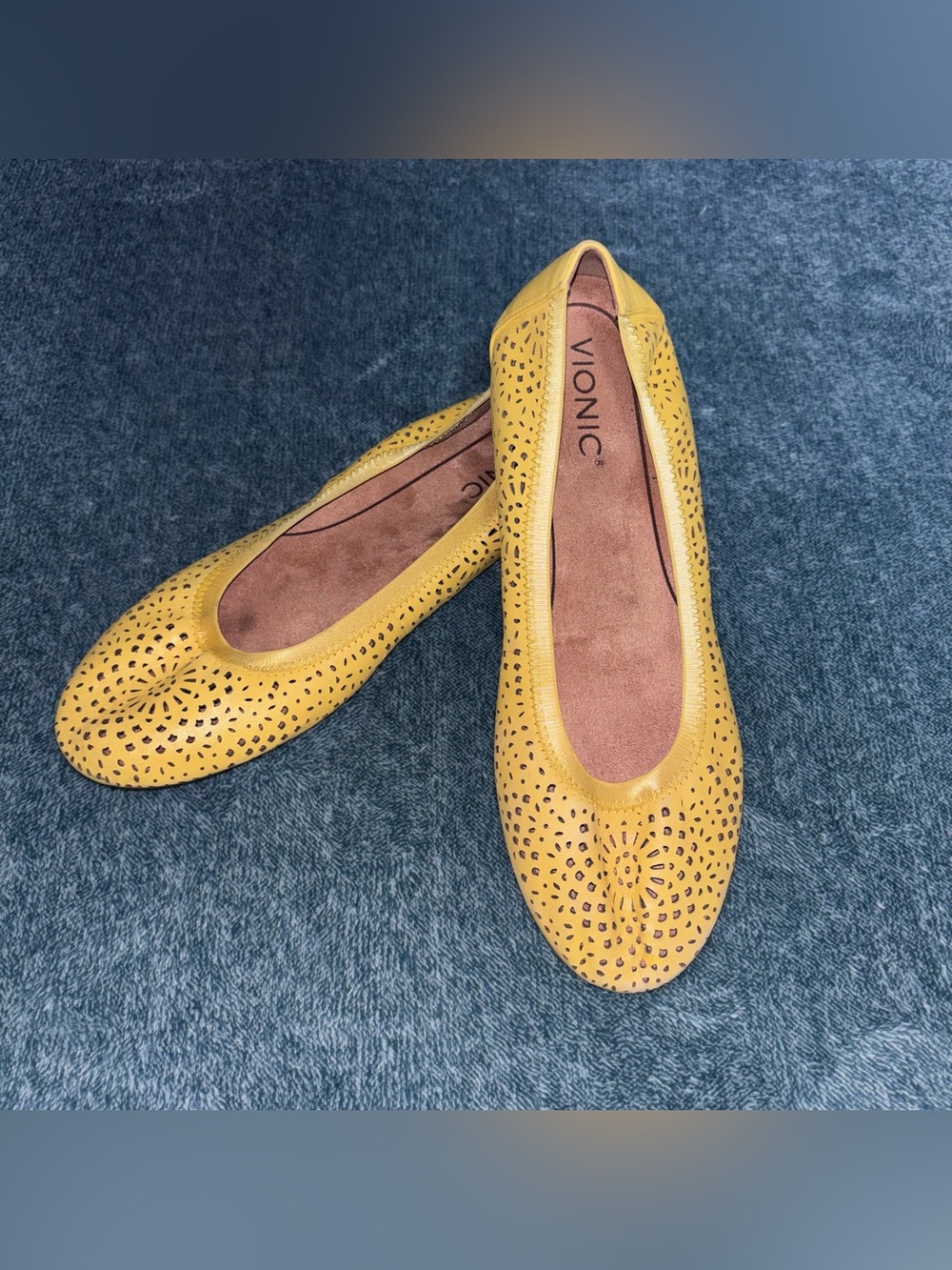 EUC Vionic Women’s “Robyn” Perforated Ballet Flats in Buttercup Size 9